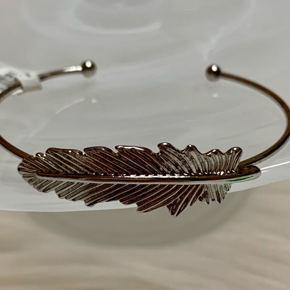 SILVER TONE SLIP-ON FEATHER TOPPED BANGLE NWT - Picture 8 of 8